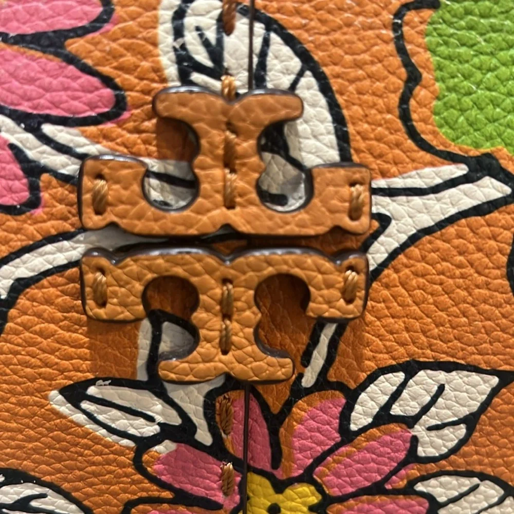 Tory Burch camera bag crafted of leather with floral motif. - Picture 4 of 17